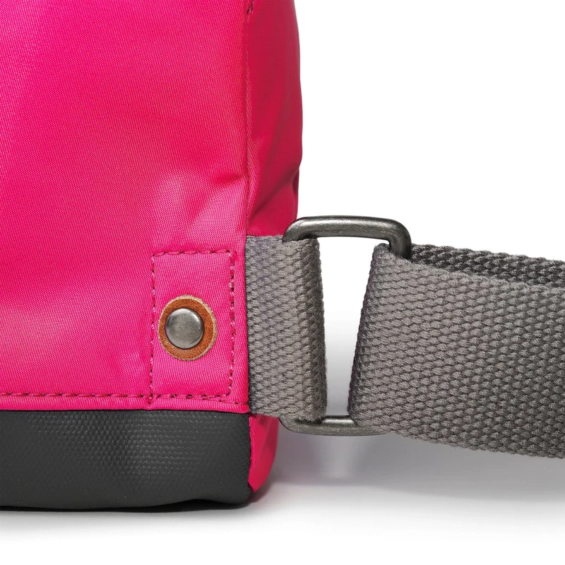 ROKA Bantry B Sparkling Cosmo Kleine Tasche aus recyceltem Nylon