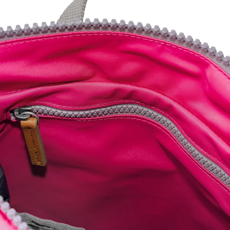 ROKA Bantry B Sparkling Cosmo Kleine Tasche aus recyceltem Nylon