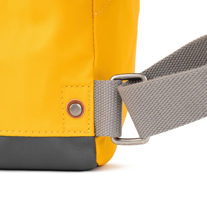 ROKA Bantry B Safran Kleine Tasche aus recyceltem Nylon