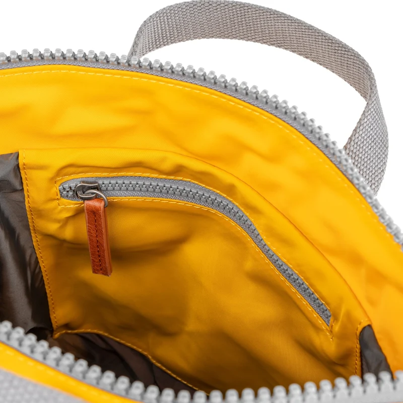 ROKA Bantry B Safran Kleine Tasche aus recyceltem Nylon