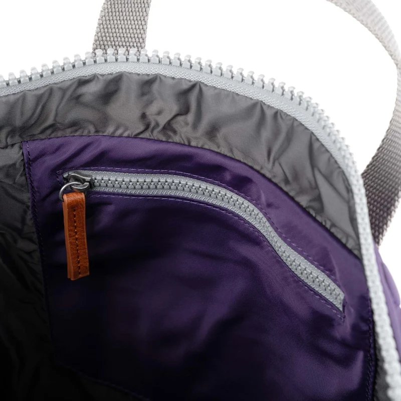 ROKA Canfield B Majestic Purple Kleine Tasche aus recyceltem Nylon