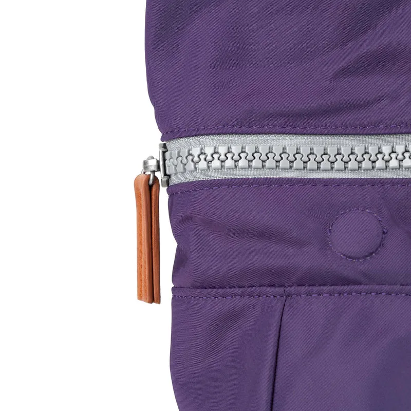 ROKA Canfield B Majestic Purple Kleine Tasche aus recyceltem Nylon