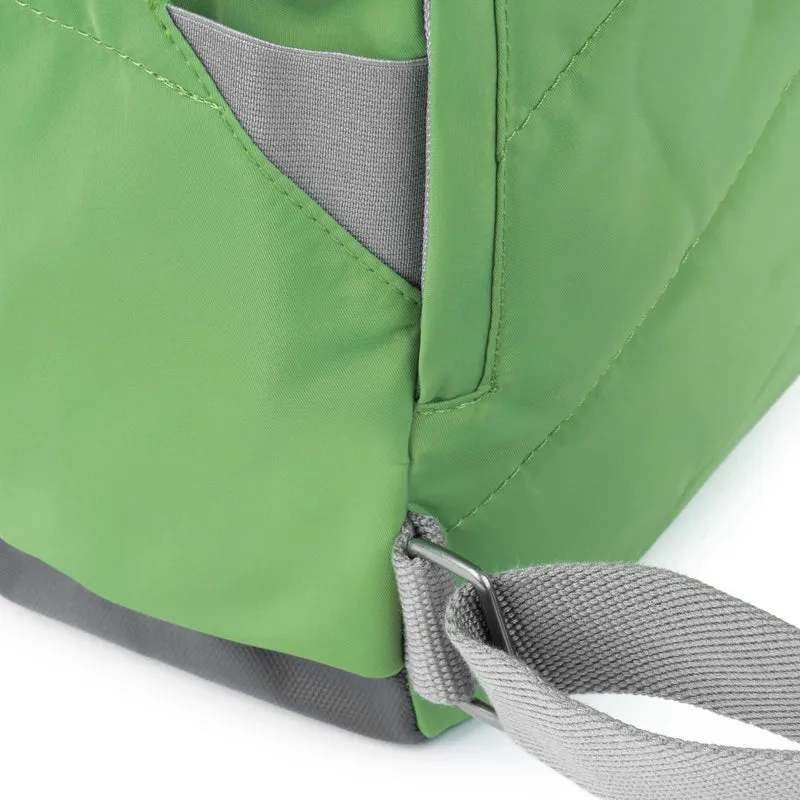 ROKA Canfield B Kiwi Kleine Tasche aus recyceltem Nylon