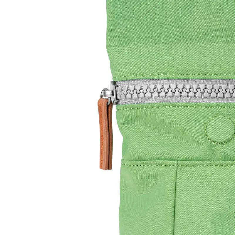ROKA Canfield B Kiwi Kleine Tasche aus recyceltem Nylon