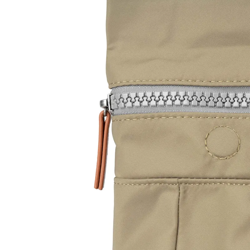 ROKA Canfield B Taupe Medium Tasche aus recyceltem Nylon
