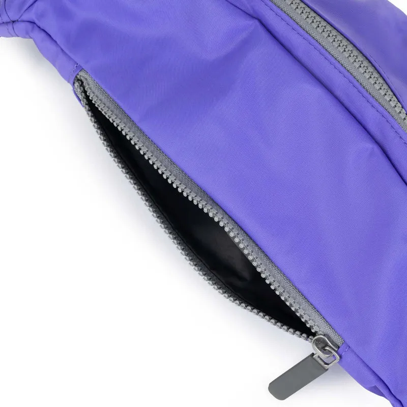ROKA Mittelgroße Jubilee-Tasche aus recyceltem Nylon - Schlichtes Lila