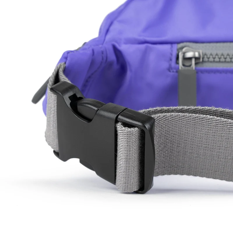 ROKA Mittelgroße Jubilee-Tasche aus recyceltem Nylon - Schlichtes Lila