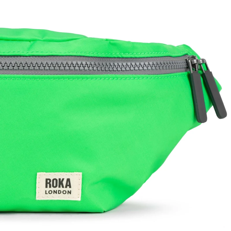 ROKA Mittelgroße Jubilee-Tasche aus recyceltem Nylon – Kleeblatt