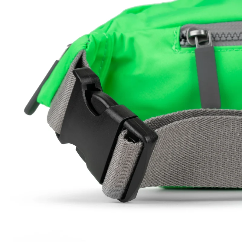 ROKA Mittelgroße Jubilee-Tasche aus recyceltem Nylon – Kleeblatt