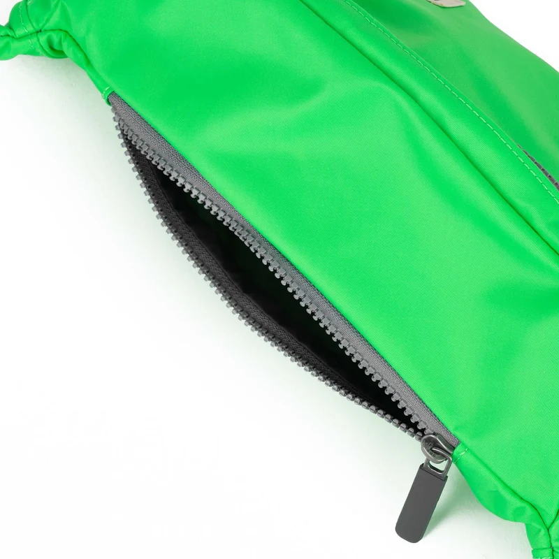 ROKA Mittelgroße Jubilee-Tasche aus recyceltem Nylon – Kleeblatt