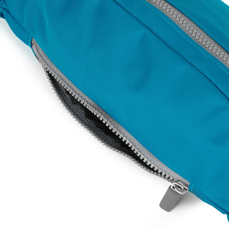 ROKA Mittelgroße Jubilee-Tasche aus recyceltem Nylon - Seaport