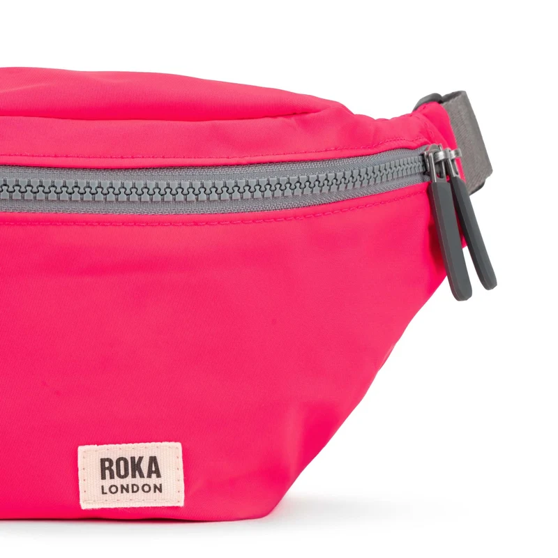 ROKA Mittelgroße Jubilee-Tasche aus recyceltem Nylon - Himbeere