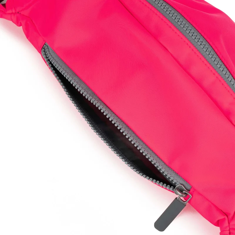 ROKA Mittelgroße Jubilee-Tasche aus recyceltem Nylon - Himbeere