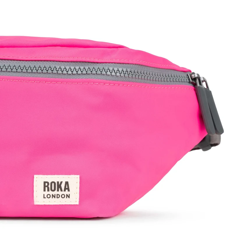 ROKA Mittelgroße Tasche „Jubilee“ aus recyceltem Nylon – Neonpink