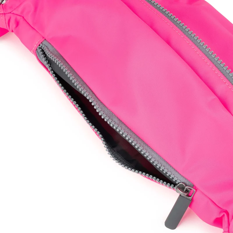 ROKA Mittelgroße Tasche „Jubilee“ aus recyceltem Nylon – Neonpink