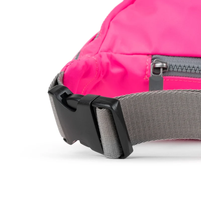 ROKA Mittelgroße Tasche „Jubilee“ aus recyceltem Nylon – Neonpink