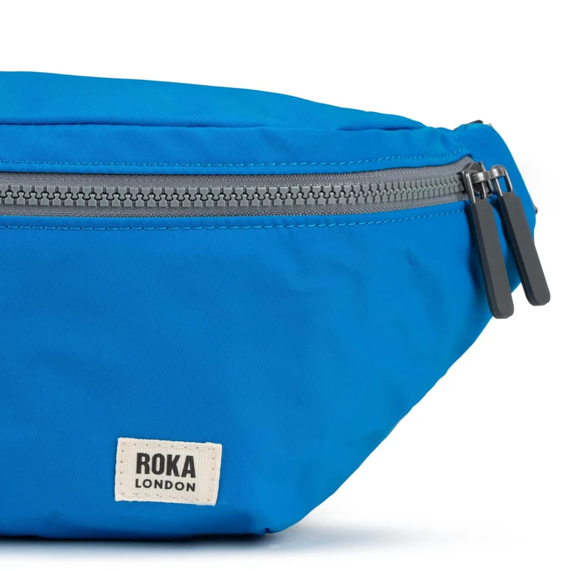 ROKA Mittelgroße Tasche „Jubilee“ aus recyceltem Nylon – Neonblau