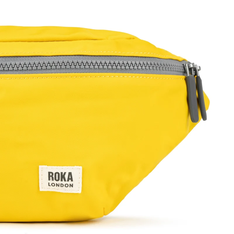ROKA Mittelgroße Tasche „Jubilee“ aus recyceltem Nylon – Senfgelb