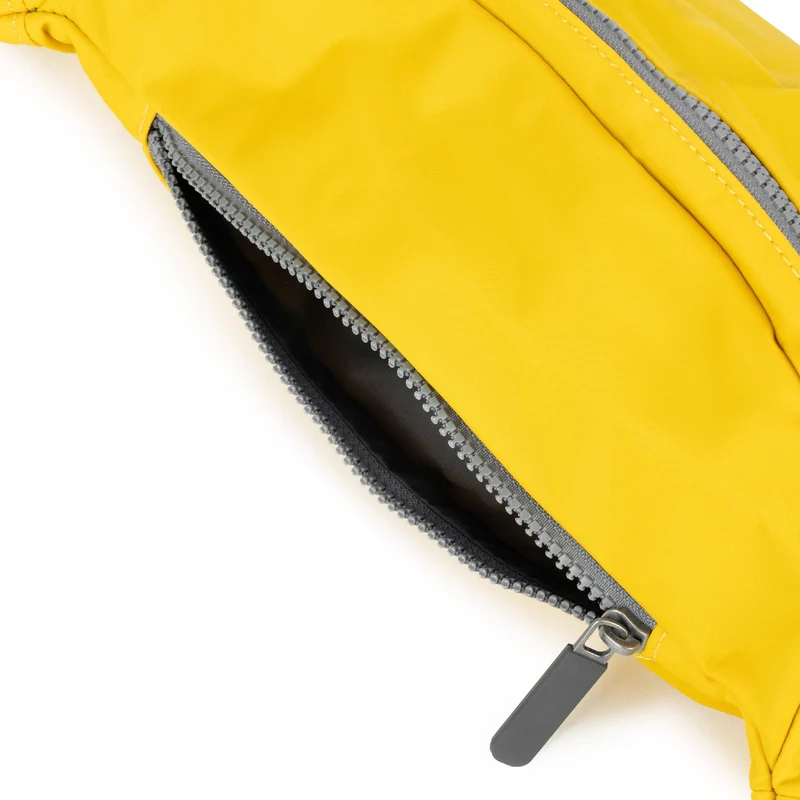 ROKA Mittelgroße Tasche „Jubilee“ aus recyceltem Nylon – Senfgelb