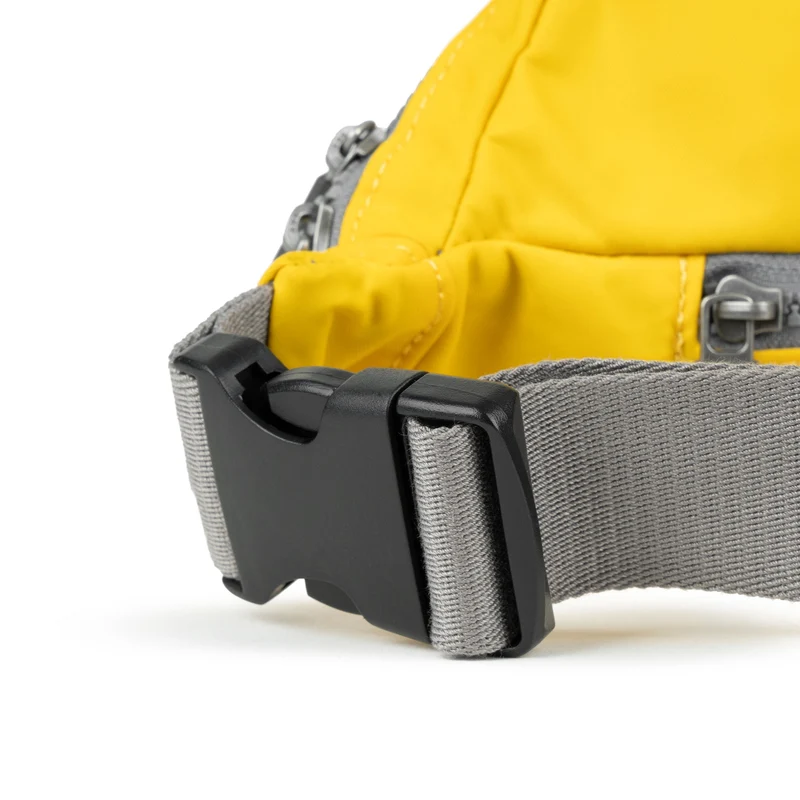 ROKA Mittelgroße Tasche „Jubilee“ aus recyceltem Nylon – Senfgelb
