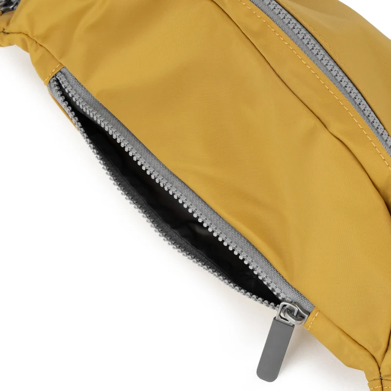 ROKA Jubilee – mittelgroße Tasche aus recyceltem Nylon – Mais
