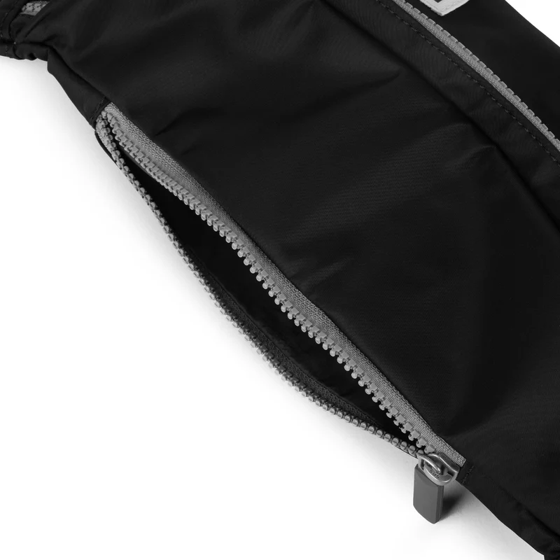 ROKA Mittelgroße Tasche „Jubilee“ aus recyceltem Nylon - Schwarz