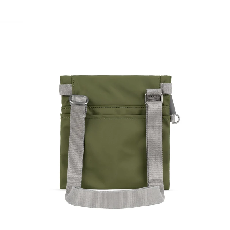 ROKA Kleine Stratford-Tasche aus recyceltem Nylon – Militärgrün