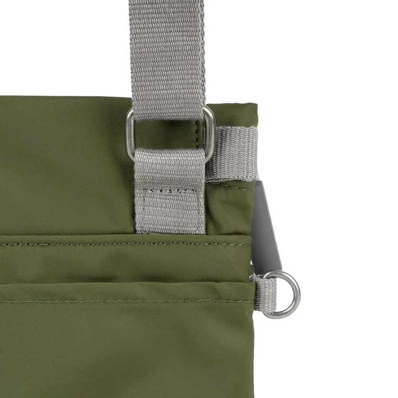 ROKA Kleine Stratford-Tasche aus recyceltem Nylon – Militärgrün