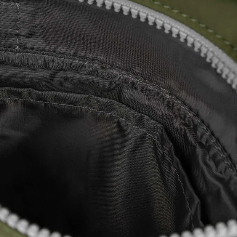 ROKA Kleine Stratford-Tasche aus recyceltem Nylon – Militärgrün