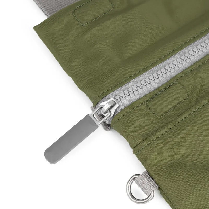 ROKA Kleine Stratford-Tasche aus recyceltem Nylon – Militärgrün