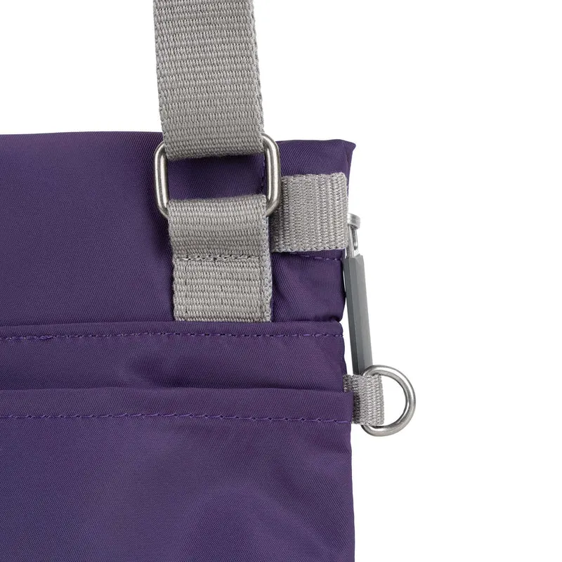 ROKA Kleine Stratford-Tasche aus recyceltem Nylon - Majestätisches Lila
