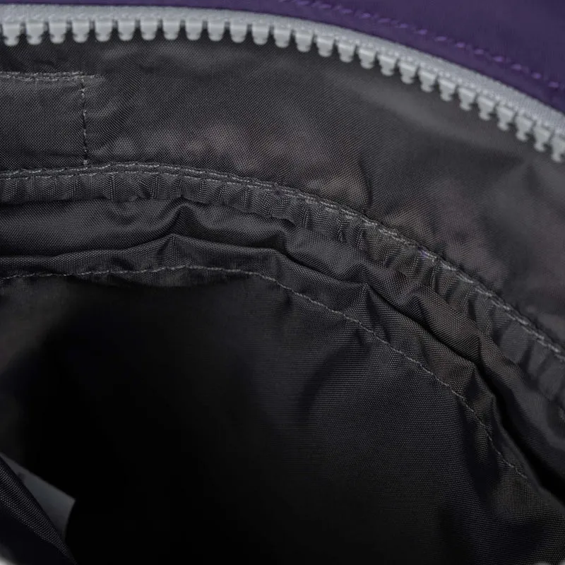 ROKA Kleine Stratford-Tasche aus recyceltem Nylon - Majestätisches Lila
