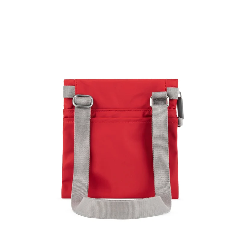 ROKA Kleine Stratford-Tasche aus recyceltem Nylon - Cranberry