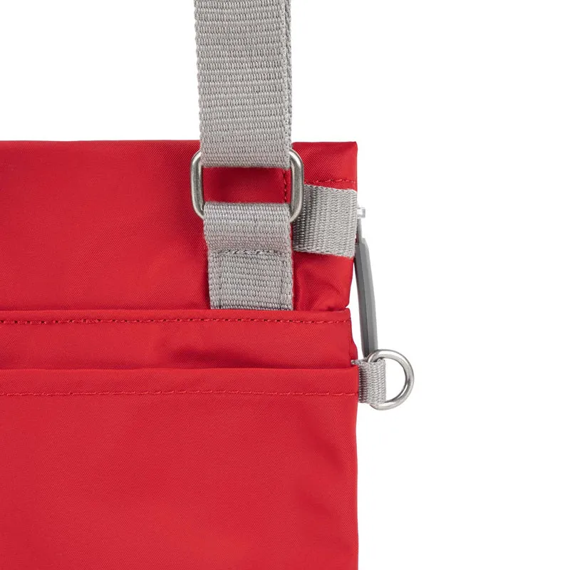 ROKA Kleine Stratford-Tasche aus recyceltem Nylon - Cranberry