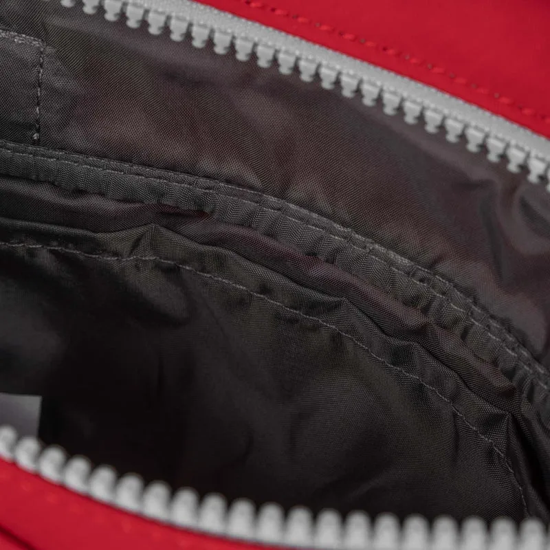 ROKA Kleine Stratford-Tasche aus recyceltem Nylon - Cranberry