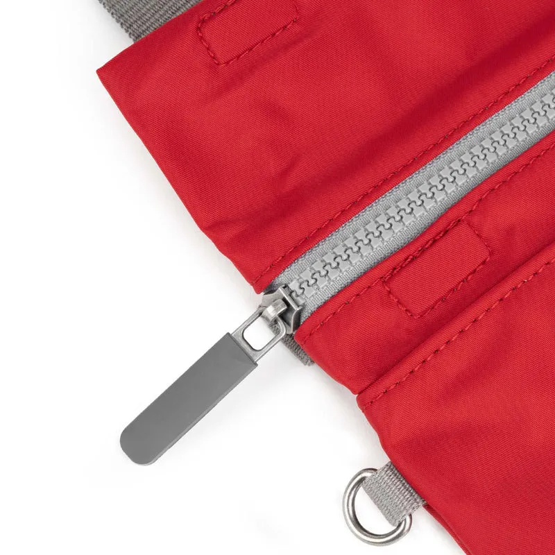 ROKA Kleine Stratford-Tasche aus recyceltem Nylon - Cranberry
