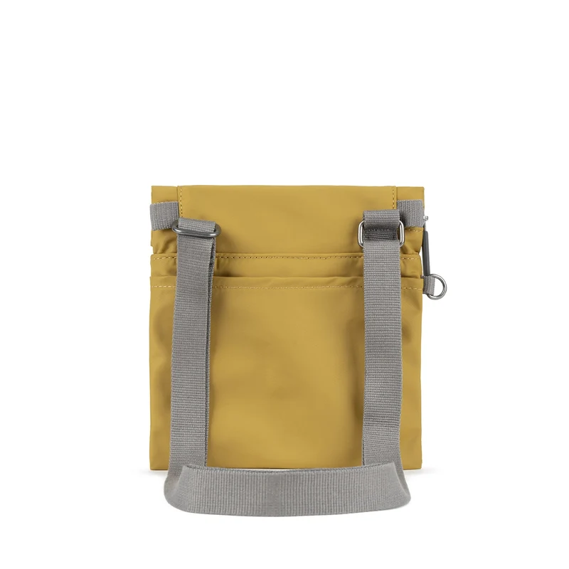 ROKA Kleine Tasche Stratford aus recyceltem Nylon - Mais