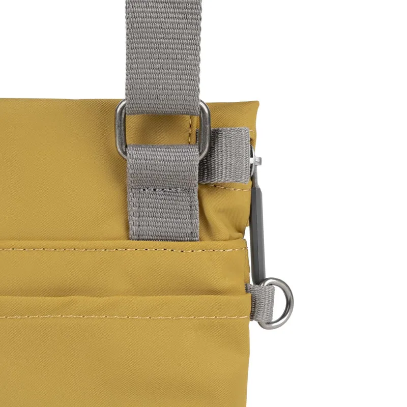 ROKA Kleine Tasche Stratford aus recyceltem Nylon - Mais