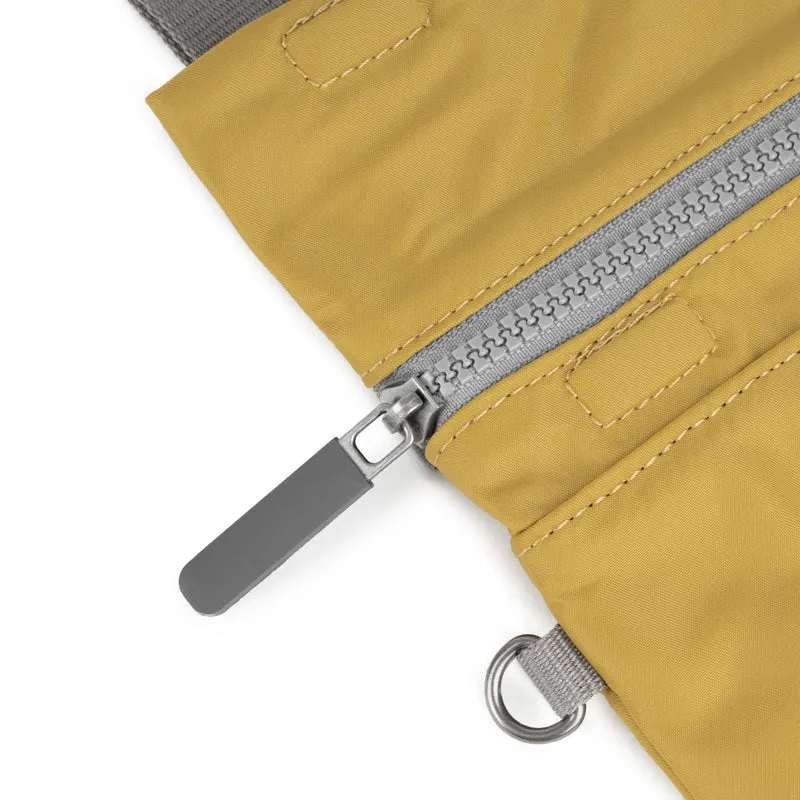 ROKA Kleine Tasche Stratford aus recyceltem Nylon - Mais