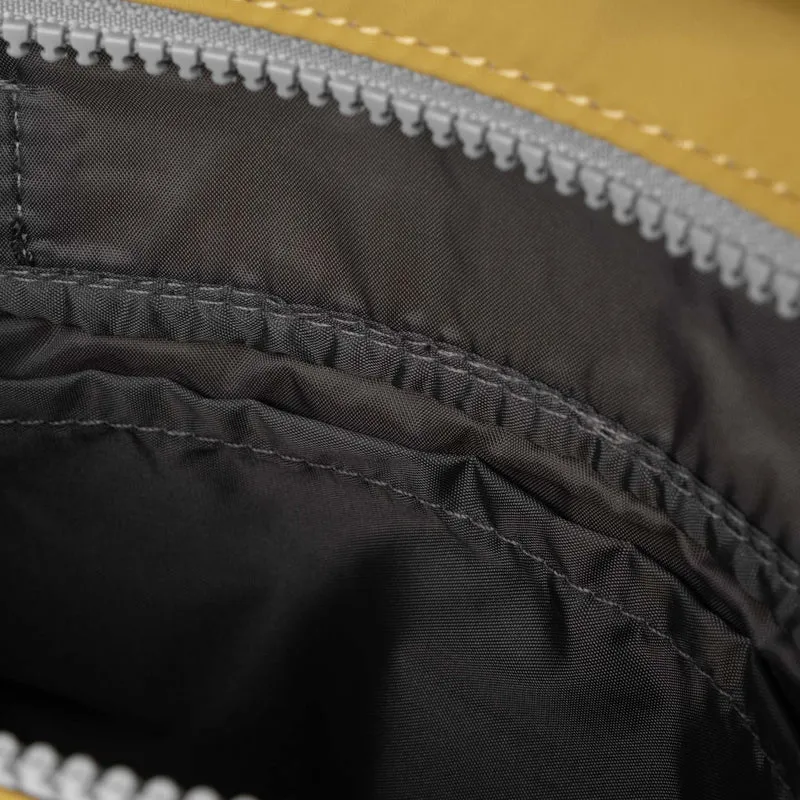 ROKA Kleine Tasche Stratford aus recyceltem Nylon - Mais