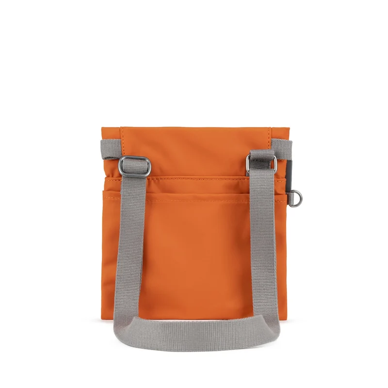ROKA Kleine Tasche Stratford aus recyceltem Nylon - Gebranntes Orange