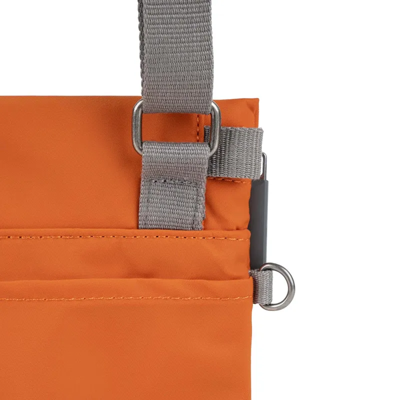 ROKA Kleine Tasche Stratford aus recyceltem Nylon - Gebranntes Orange