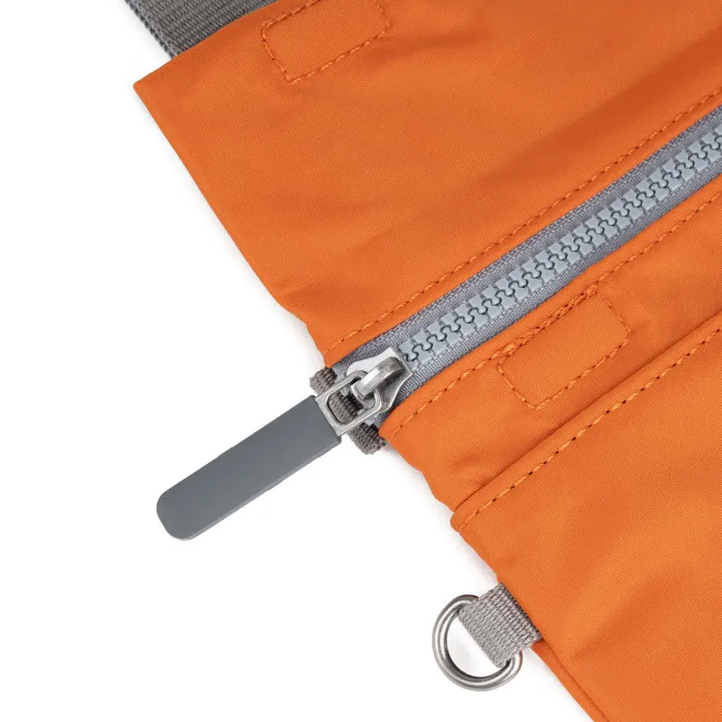 ROKA Kleine Tasche Stratford aus recyceltem Nylon - Gebranntes Orange