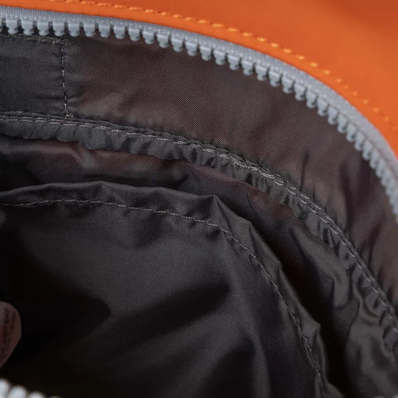 ROKA Kleine Tasche Stratford aus recyceltem Nylon - Gebranntes Orange