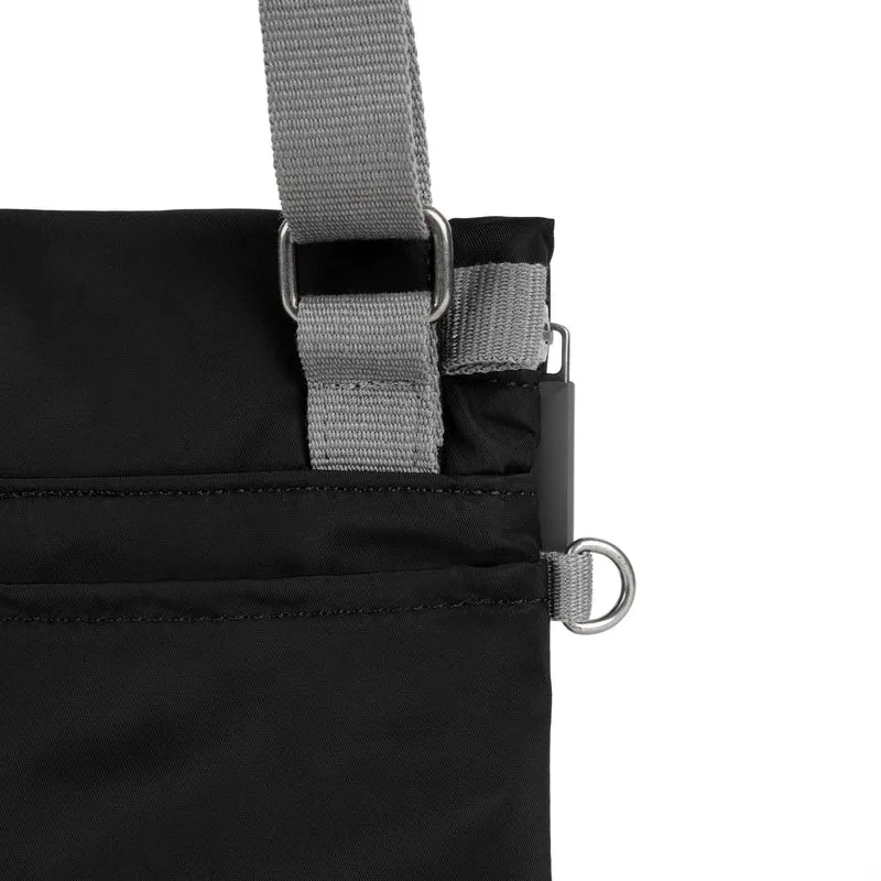 ROKA Kleine Tasche „Stratford“ aus recyceltem Nylon - Schwarz