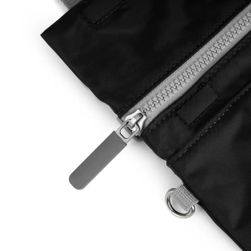 ROKA Kleine Tasche „Stratford“ aus recyceltem Nylon - Schwarz