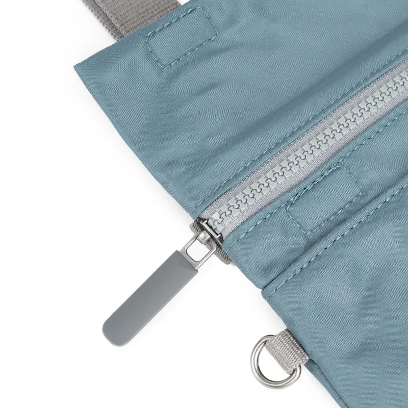 ROKA Kleine Stratford-Tasche aus recyceltem Nylon - Airforce