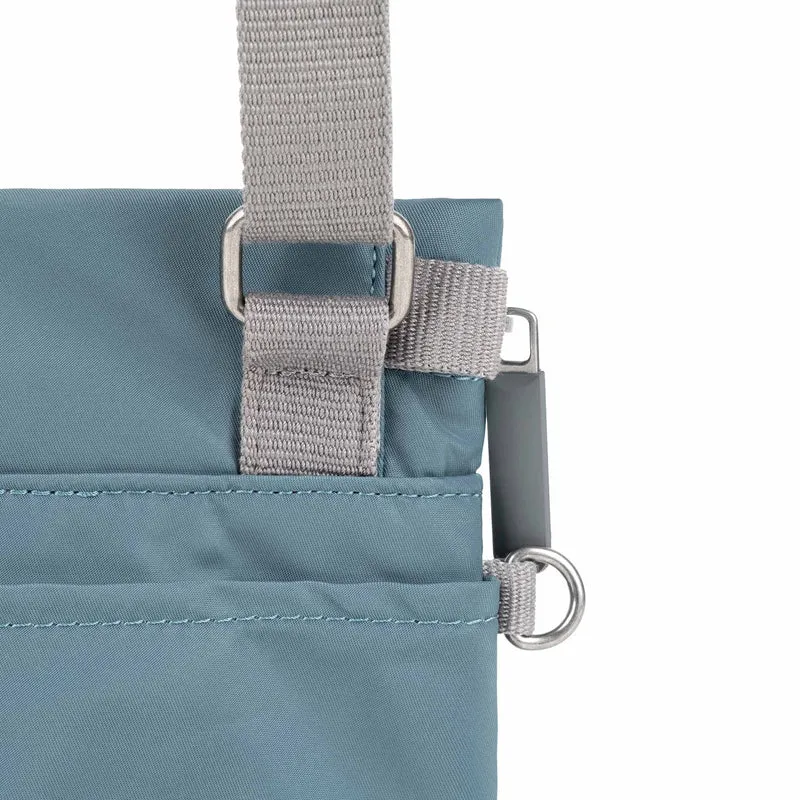 ROKA Kleine Stratford-Tasche aus recyceltem Nylon - Airforce