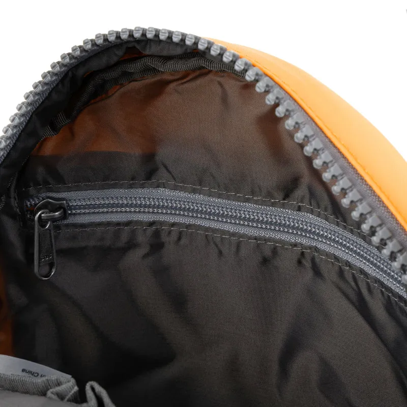 ROKA Paddington B Kleine Tasche aus recyceltem Nylon - Sorbet