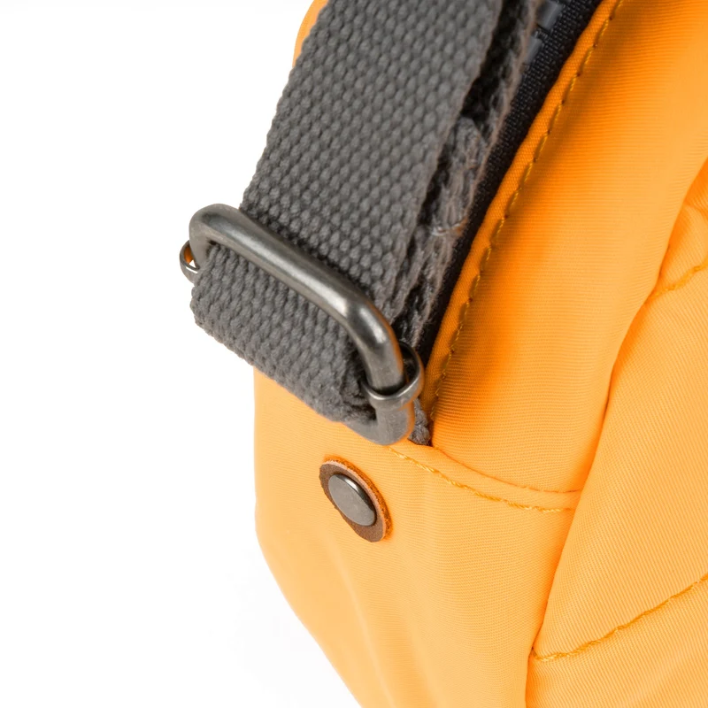 ROKA Paddington B Kleine Tasche aus recyceltem Nylon - Sorbet